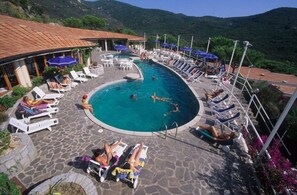 Una piscina al aire libre de temporada (de 09:00 a 19:00), sombrillas