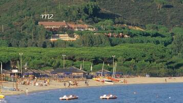 Beach nearby, white sand, free beach shuttle, beach volleyball