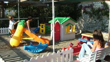 Tempat bermain anak - outdoor