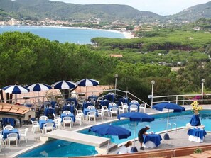 Piscine extérieure (ouverte en saison), parasols de plage