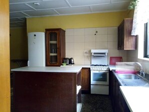 Frigorifero, microonde, forno, piano cottura