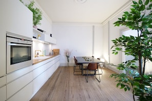 Apartamento City | Cocina privada | Frigorífico grande, horno, placa de cocina y lavavajillas