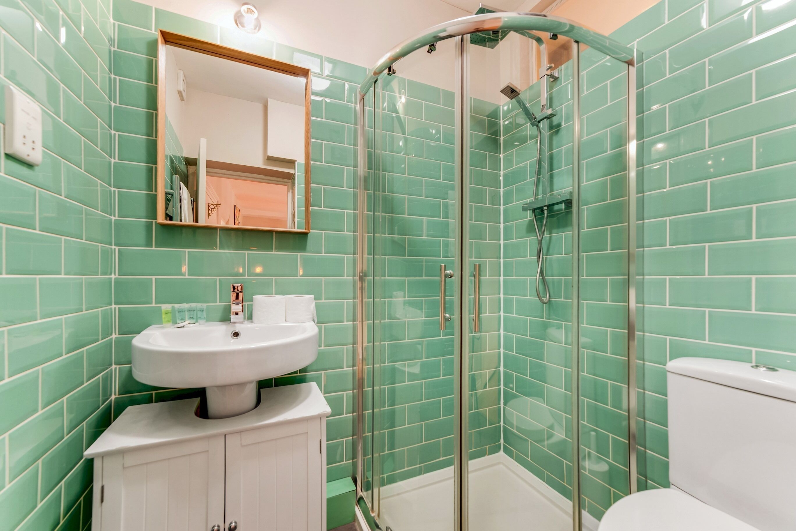 Pass the Keys | Sunny home in Kennington - Private roof top Profile