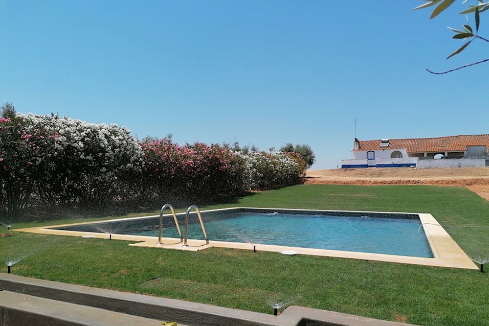 Sunset Yellow Villa, Wifi, Terraza, Piscina