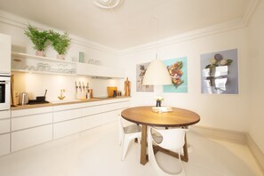 Full-size fridge, oven, stovetop, dishwasher - Direct Inner city Deluxe 3 (Copenhagen)