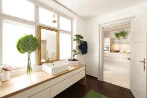 City Apartment, 2 Bedrooms (1) | Bathroom | Shower, free toiletries, hair dryer, towels