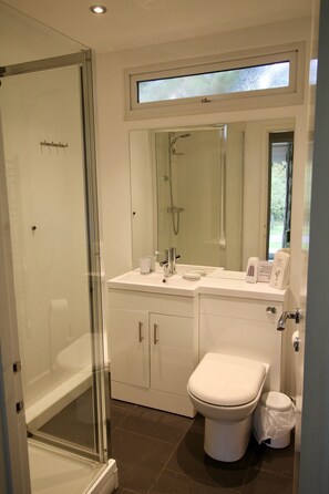 Chalet, 2 Bedrooms | Bathroom | Shower, towels, soap, toilet paper - Ruthern Valley Holidays (Bodmin)