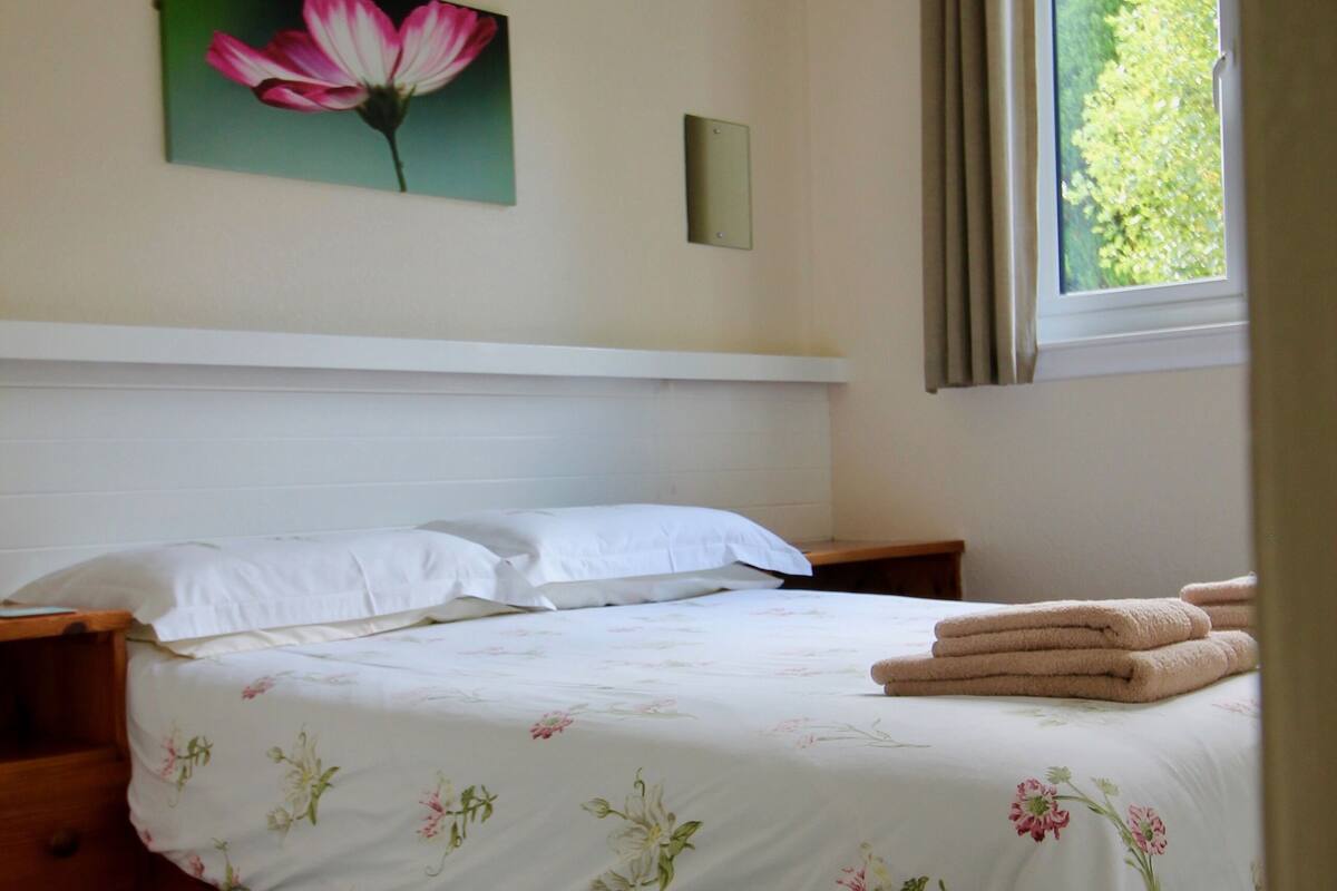 Chalet, 2 Bedrooms | 2 bedrooms, cribs (surcharge), WiFi (free), bed sheets
