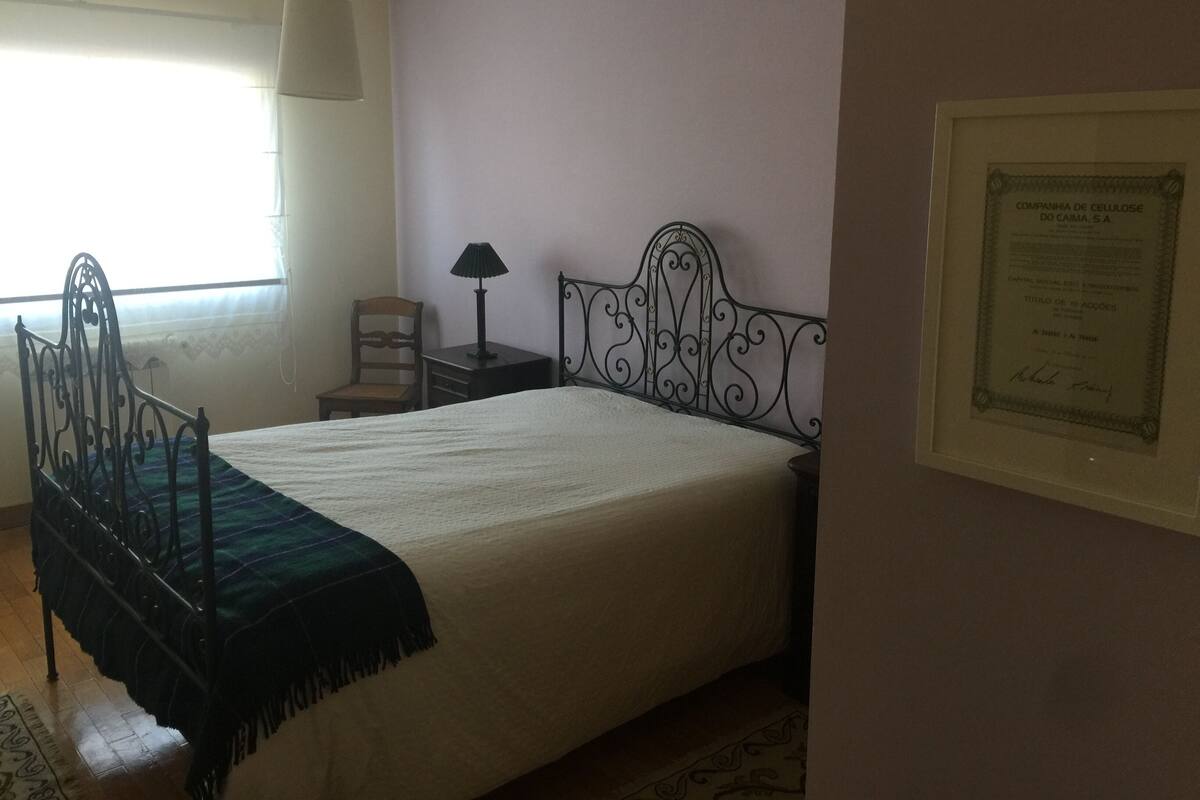 Habitación doble, baño compartido (Arrifana) | Cortinas blackout, insonorización, cunas y camas extra