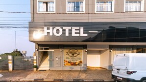 A hotel with a sign reading "HOTEL" and a menu board advertising lunch and dinner options. - Euro Hotel (Ubirata)
