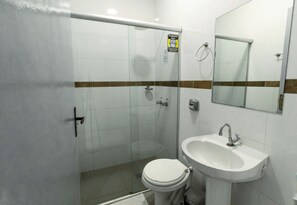Shower, free toiletries, towels, soap - Euro Hotel (Ubirata)