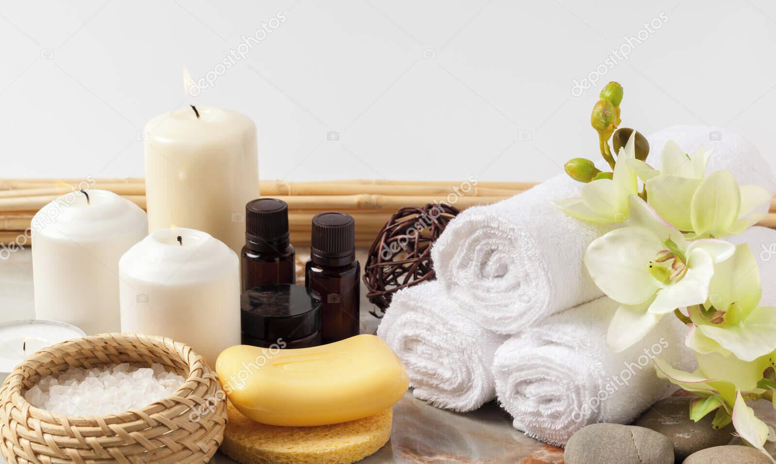 Douche, séchoir à cheveux, serviettes fournies, savon