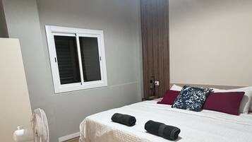 2 Schlafzimmer, BĂŒgeleisen/BĂŒgelbrett, WLAN, BettwĂ€sche