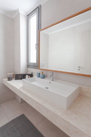 Villa, piscina privata, vista mare | Bagno | Asciugacapelli, asciugamani, sapone, shampoo