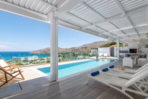 A modern infinity pool with a clear view of the sea and hills. - Villa Faros (Rhodes)