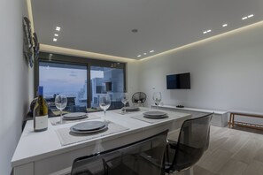 Villa, piscina privada, vistas al mar | Servicio de comidas en la habitación
