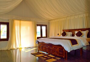 أسرّة بإسفنج يتكيف مع شكل الجسم وستائر تعتيم