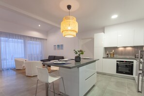 Villa, 3 habitaciones | Cocina privada | Refrigerador con congelador, microondas, horno y parrilla de estufa 
