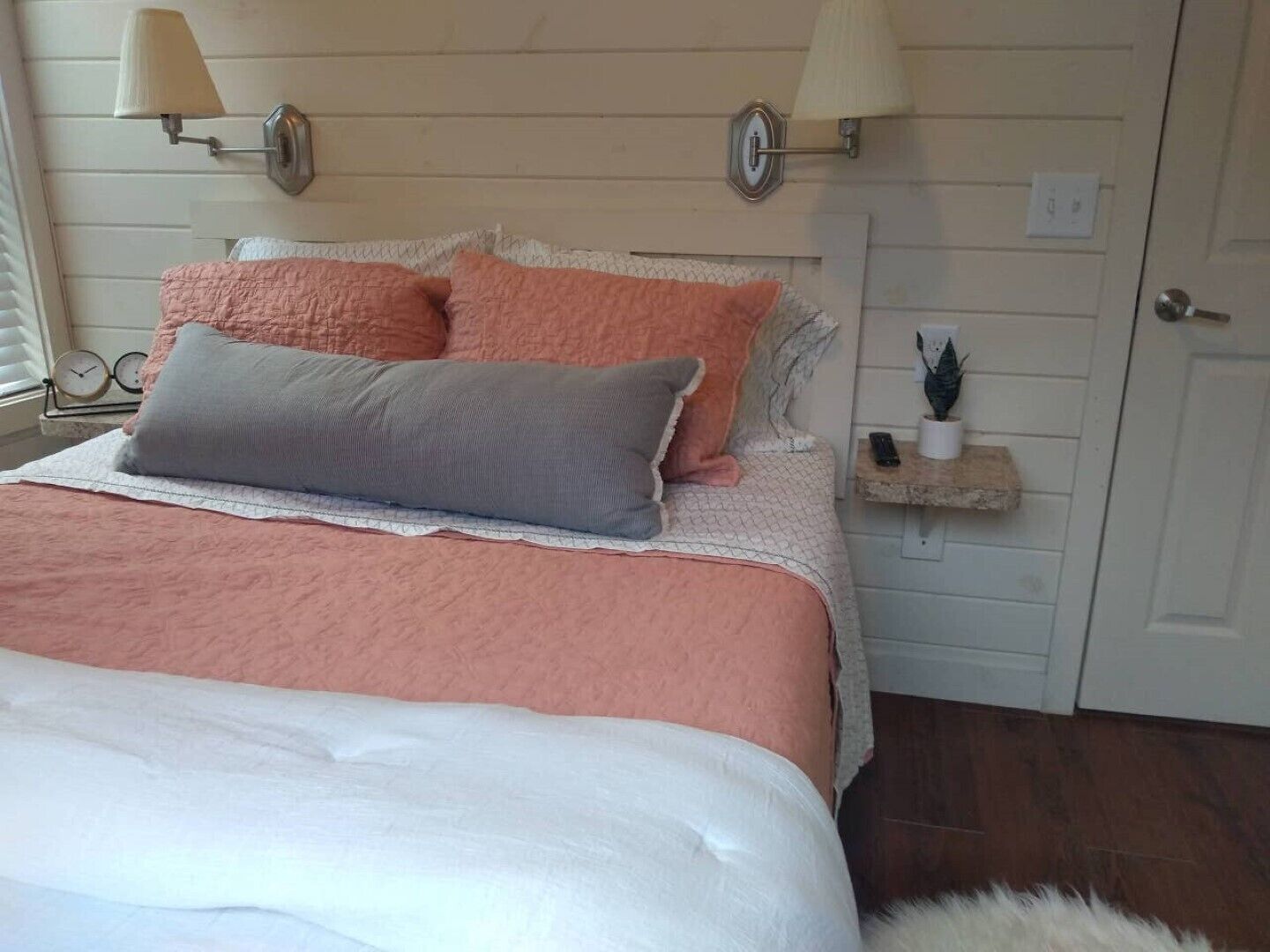 Beautiful Lake George Cottage