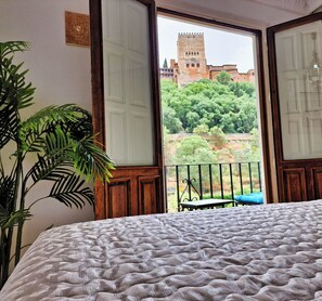 1 bedroom, iron/ironing board, free WiFi, bed sheets - The Nasrid Palace from your bed! (Granada)