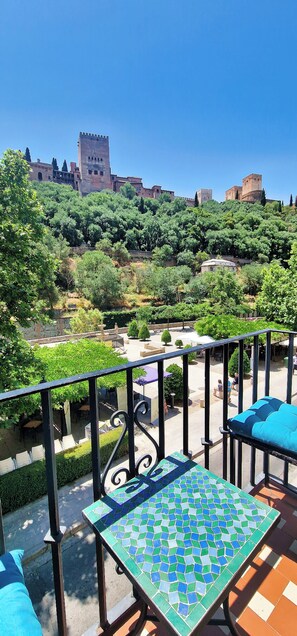 Terrace/patio - The Nasrid Palace from your bed! (Granada)