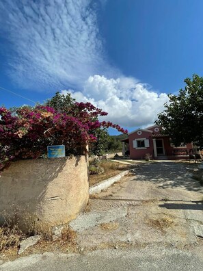 Property grounds - FAMILY HOUSE BY ISSOS BEACH, CORFU, GR (Linia, Corfu)