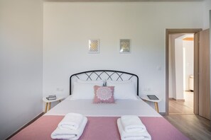 Villa, privat basseng | 2 soverom, safe på rommet, skrivebord og blendingsgardiner