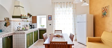 Apartment, 2 Schlafzimmer | Essbereich im Zimmer