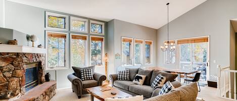 Televisión, chimenea y oficina