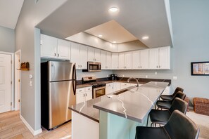 Een koelkast, een magnetron, een oven, een kookplaat