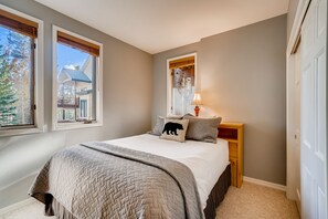 3 slaapkamers, een strijkplank/strijkijzer, reisbedje, wifi