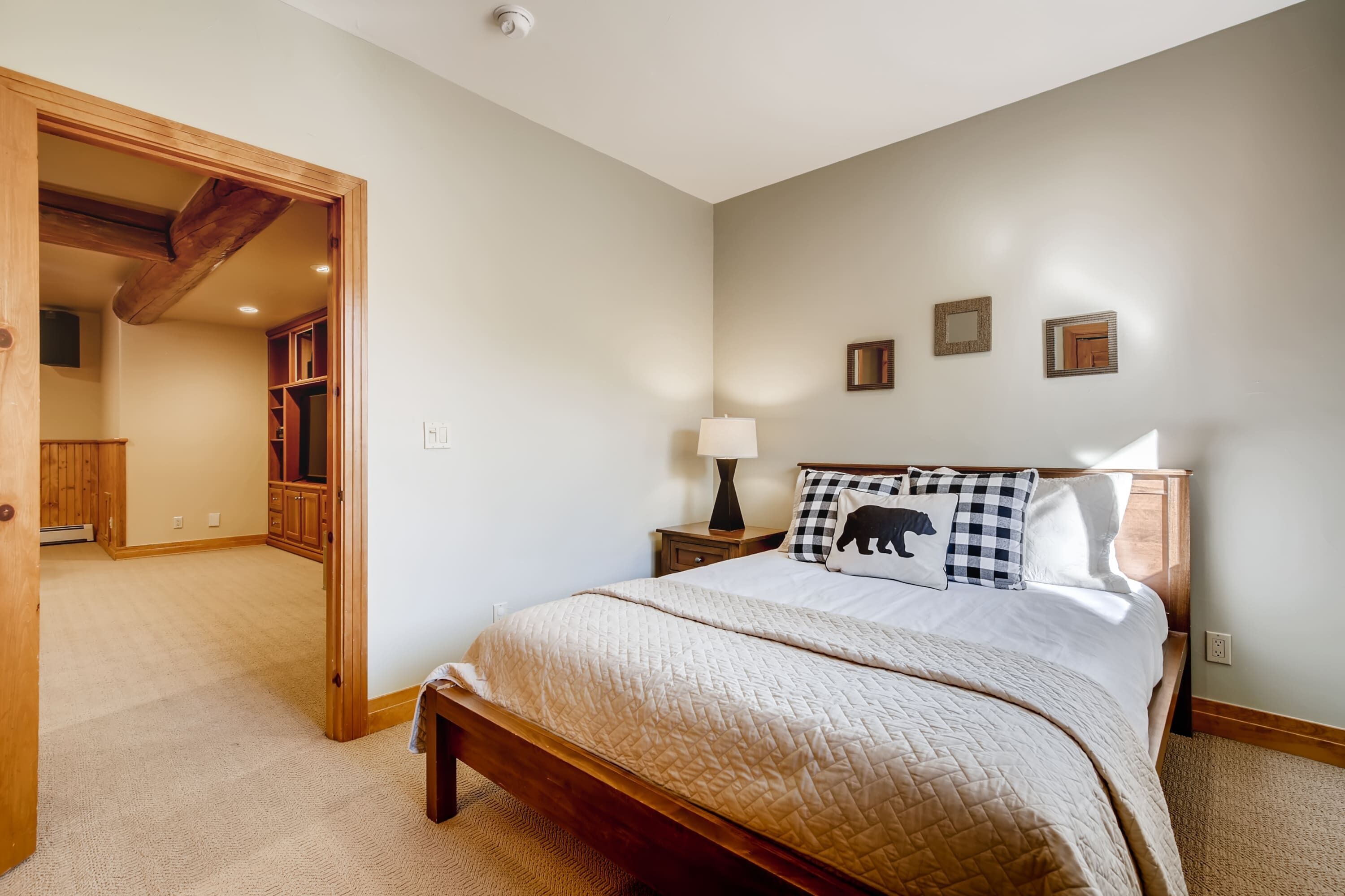 4 chambres, fer et planche à repasser, lit de bébé portatif, Wi-Fi