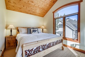 4 bedrooms, iron/ironing board, travel cot, WiFi - Shadow Mtn Lodge | Views | Heart of Town | Hot Tub (Breckenridge)