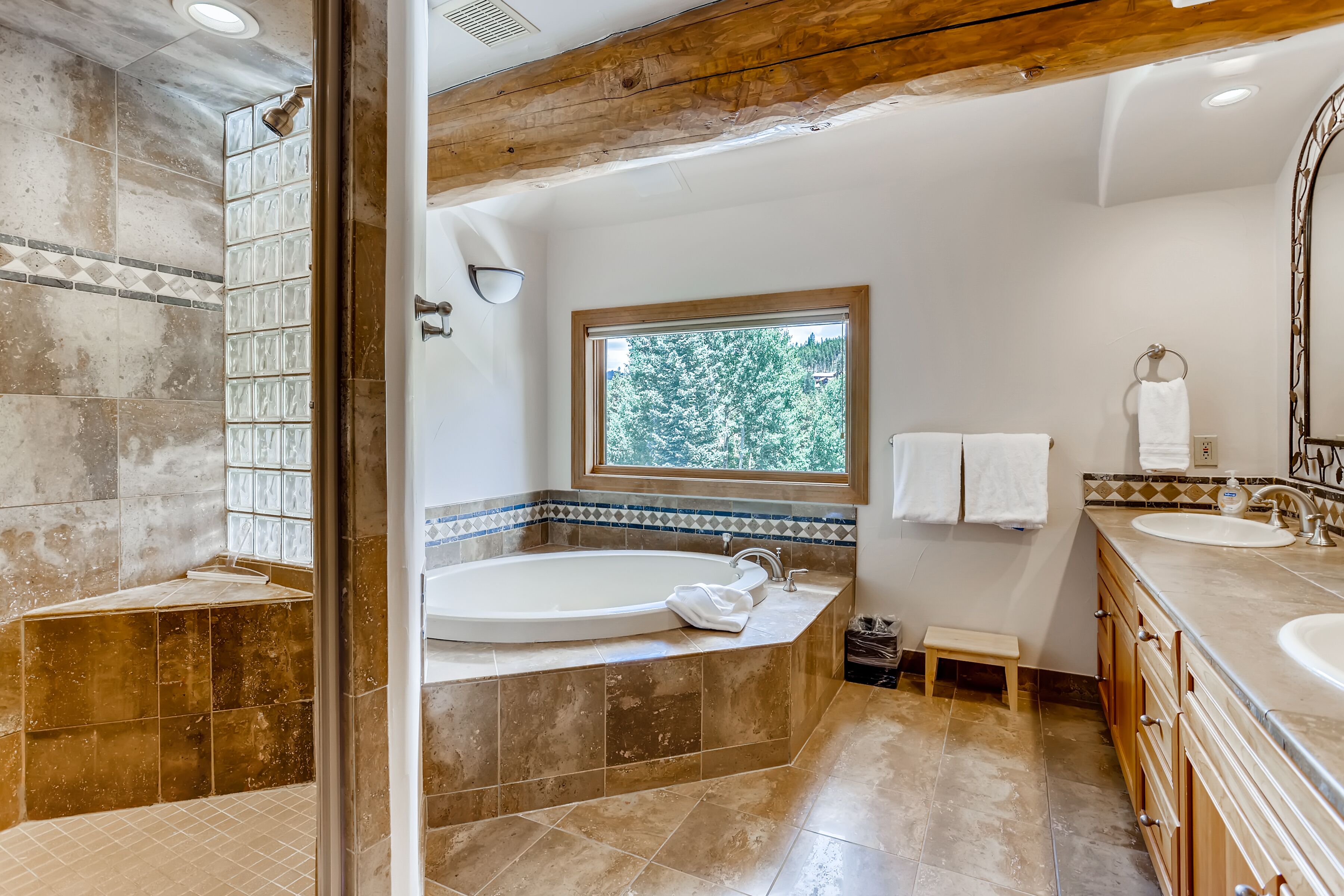 Baignoire, séchoir à cheveux, serviettes fournies