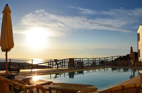Piscine extérieure (ouverte en saison), parasols de plage
