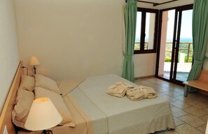 Bàn, màn/rèm cản sáng, phòng cách âm 