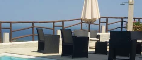 Piscine extérieure (ouverte en saison), parasols de plage