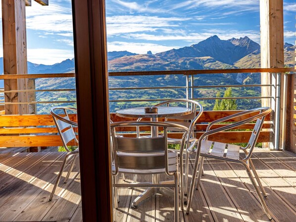 Outdoor dining - Modern 2 bed + mountain corner, 6 pax, near slopes (Les Arcs 1800)