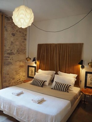 Iron/ironing board, free WiFi, bed sheets