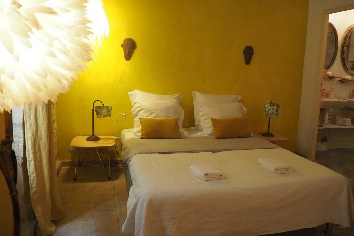 Comfort Double Room (Yellow) | Iron/ironing board, free WiFi, bed sheets