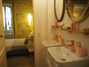 Comfort Double Room (Yellow) | Bathroom | Free toiletries, hair dryer, towels, soap