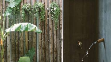 Habitación junior | Baño | Ducha, artículos de higiene personal gratuitos y secador de pelo