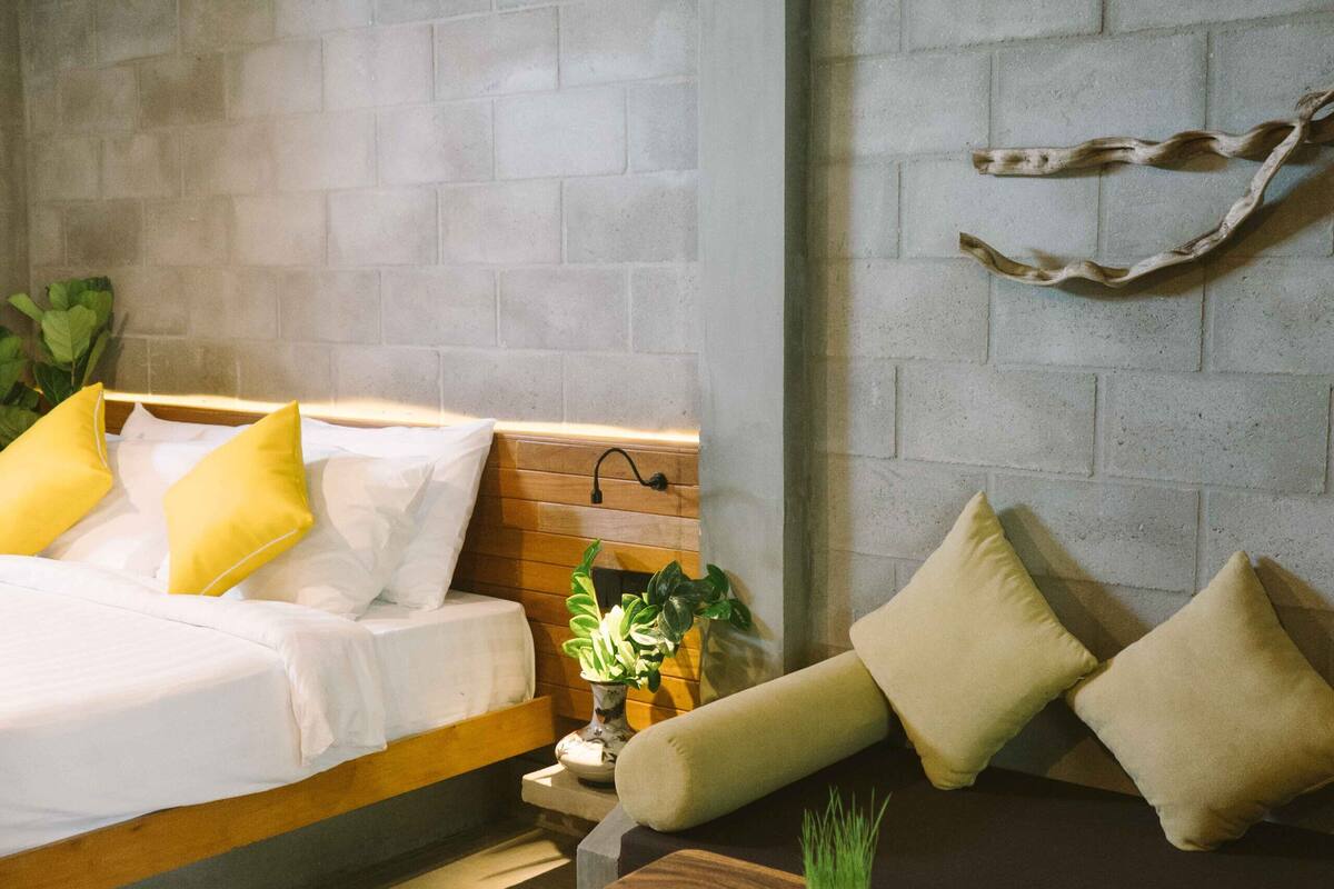 Minibar, soundproofing, WiFi (free)