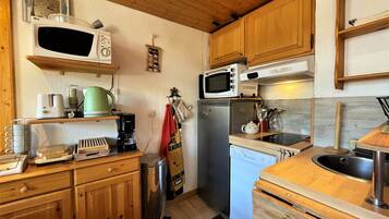 Fridge, microwave, dishwasher, coffee/tea maker