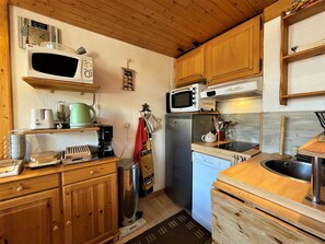 Kylskåp, mikrovågsugn, diskmaskin och kaffe- och tebryggare