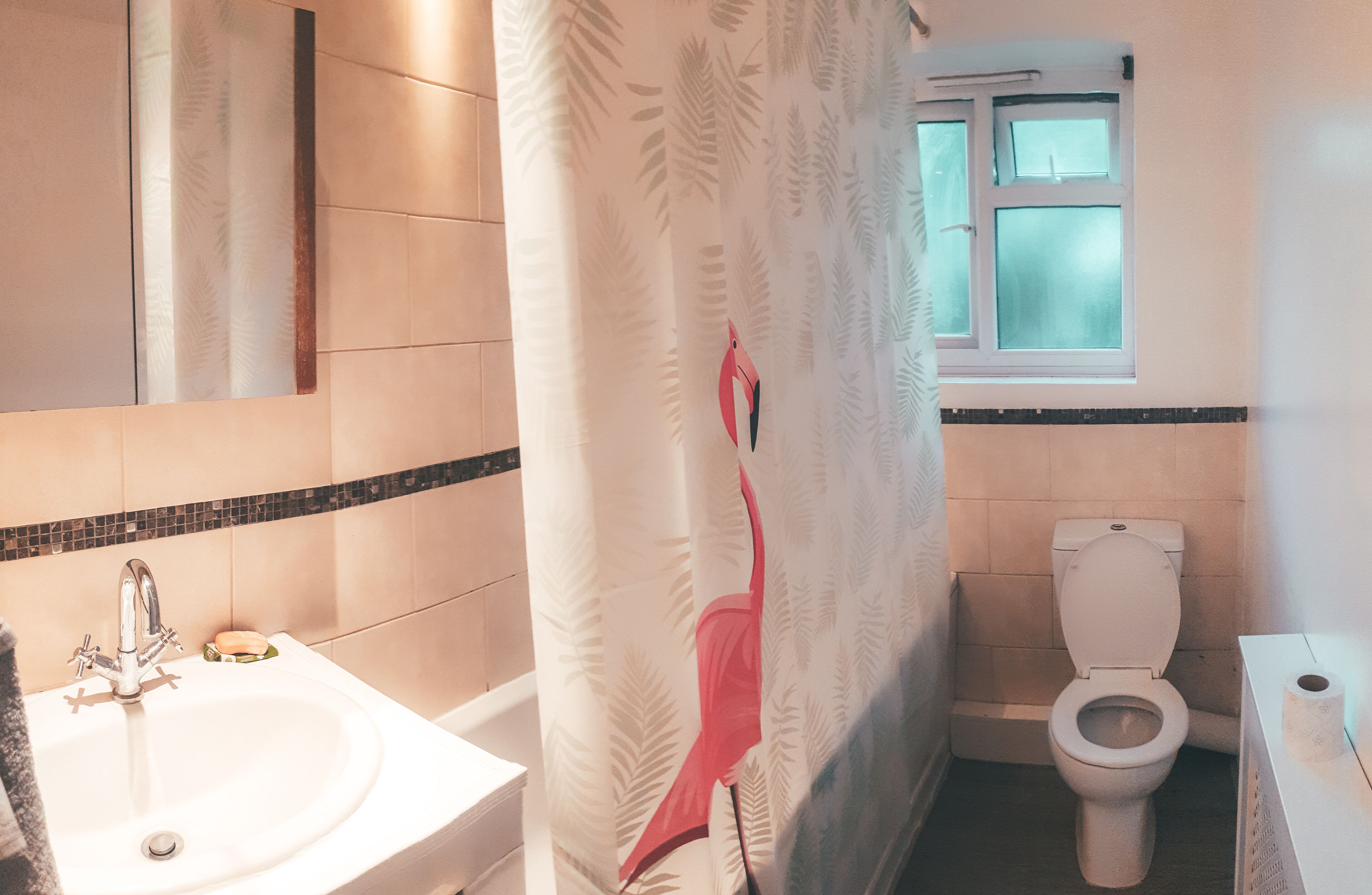 Tina con regadera, secadora de cabello, toallas, jabón 