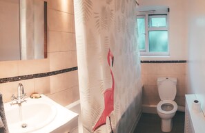 Kombinert dusj/badekar, hårføner, håndklær og såpe