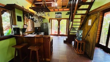 Frigorífico, horno, placa de cocina y cafetera o tetera