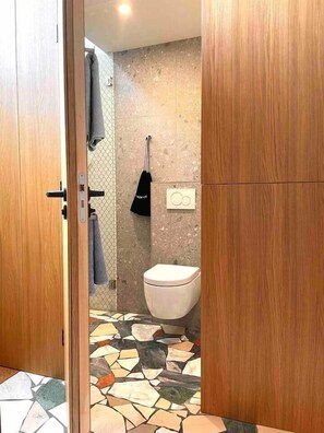 Amenidades de baño gratuitas, secadora de cabello, toallas 