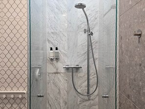 免费洗浴用品、吹风机、毛巾、卫生纸